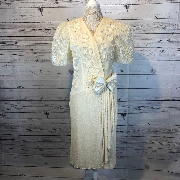 Vintage 1980s Leslie Fay Ivory Lace Bow Formal Dress size medium